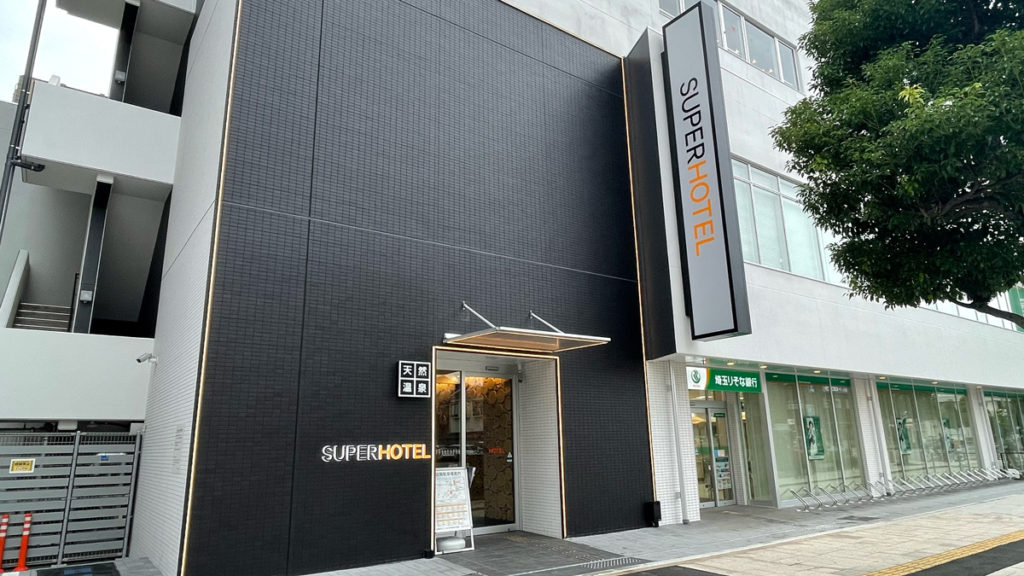 スーパーホテル春日部のビルの1階には埼玉りそな銀行があります。